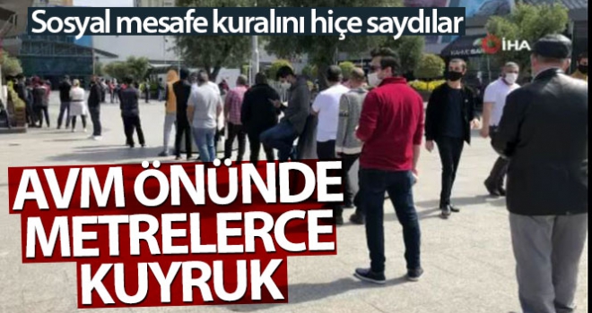 Alışveriş merkezinin önünde metrelerce kuyruk oluştu