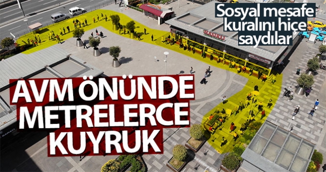 Alışveriş merkezinin önünde metrelerce kuyruk oluştu