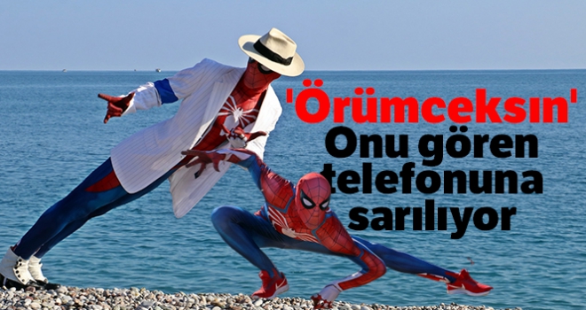 Umulmadık anda ortaya çıkıyor, gören telefona sarılıyor