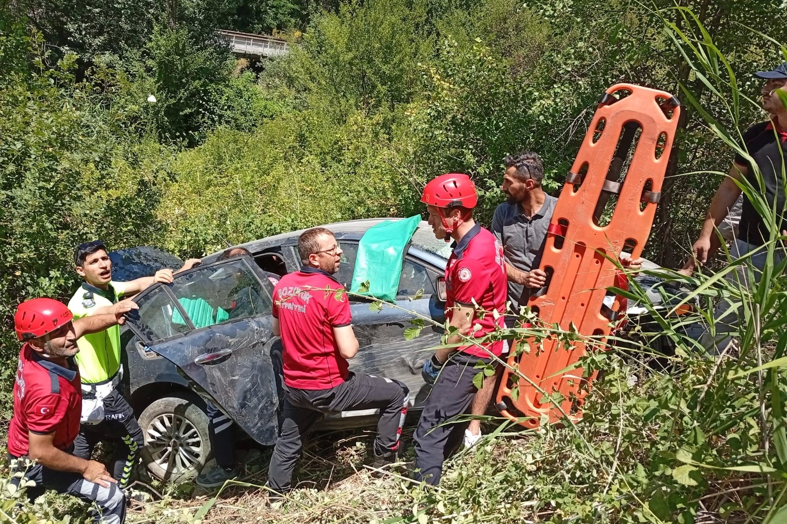 Bilecikte şarampole devrilen araçta 3 kişi yaralandı