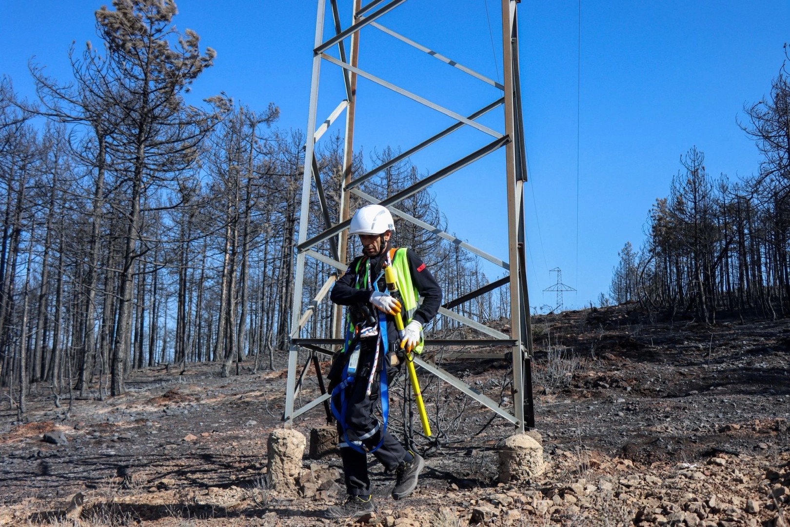 Bursadaki yangın bölgesinde enerji hatları onarılıyor