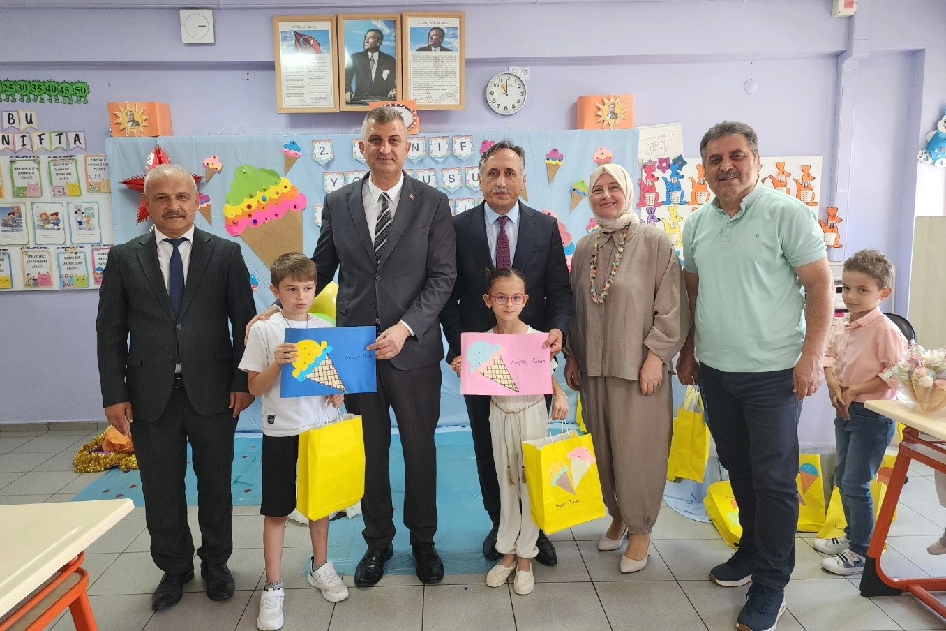 Gölcükte öğrencilerin karne heyecanı
