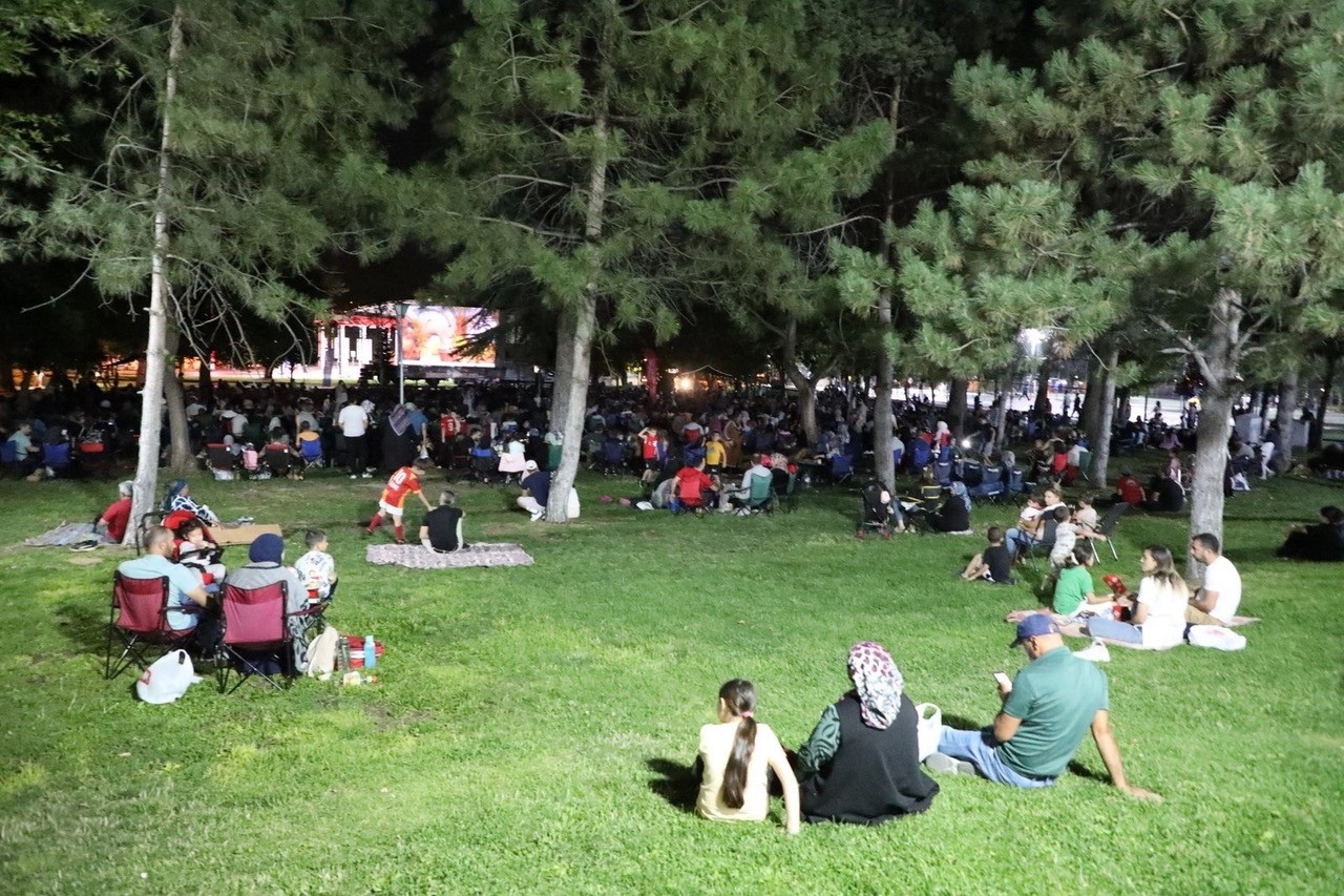 Kayseri Melikgazide açık havada sinema keyfi