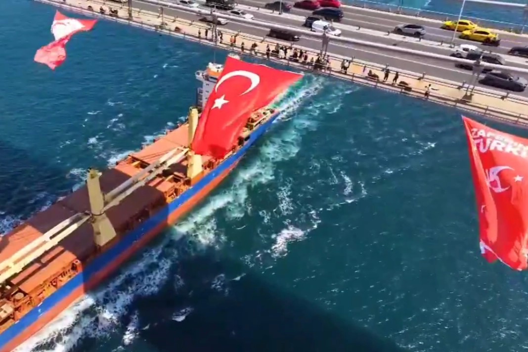 İstanbulun üç köprüsüne Türk Bayrağı asıldı