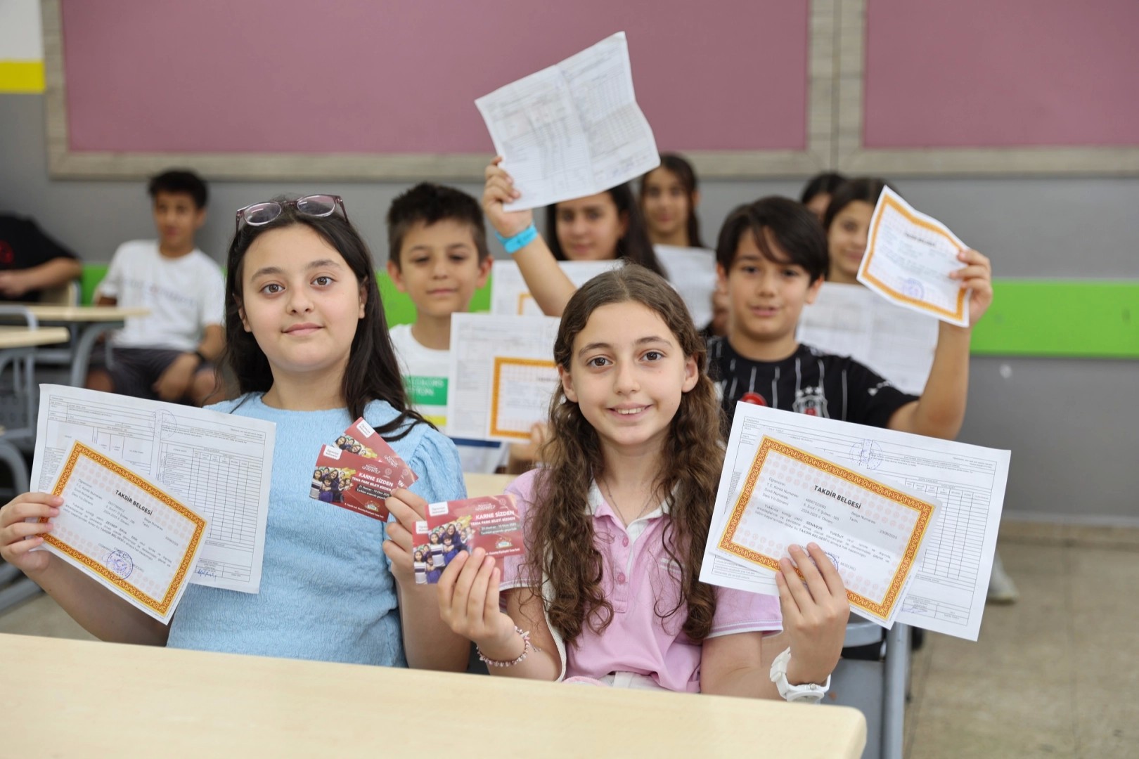 Fatma Şahinden Gaziantepli çocuklara karne hediyesi