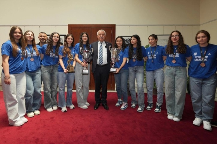 Adana Büyükşehir Belediyesinin kız takımından büyük başarı