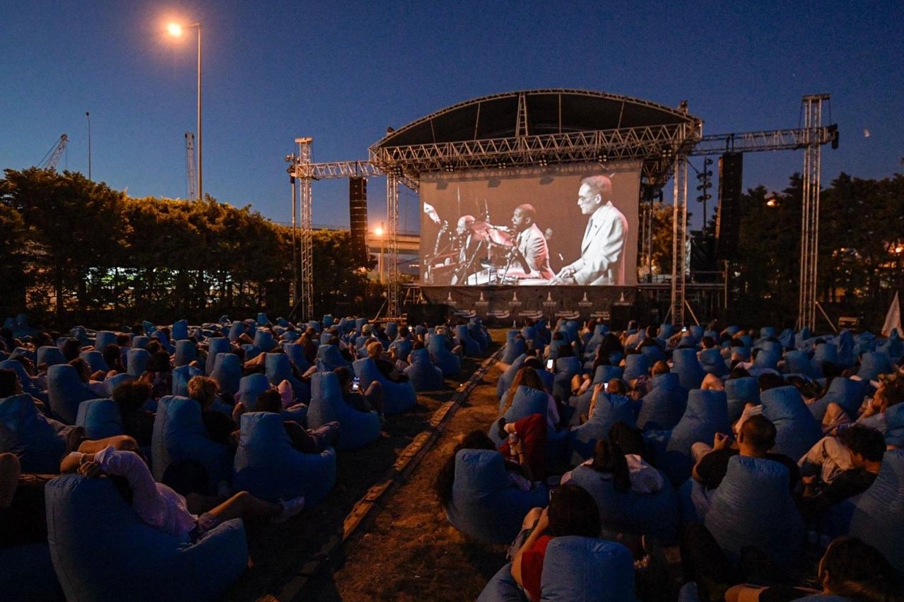 İzmirde açık havada sinema keyfi başladı