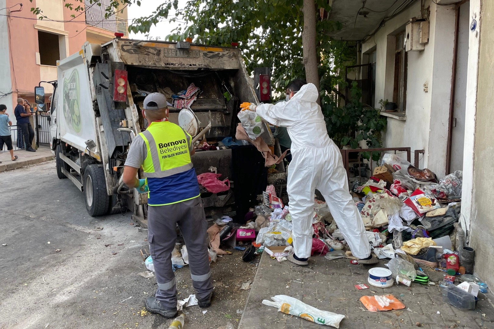 İzmirde çöp ev temizlendi, yedi yıllık kabus son buldu