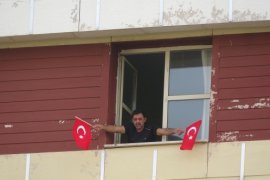 Türkiye saat 19:19'da balkonlara çıkarak İstiklal Marşı'nı okudu