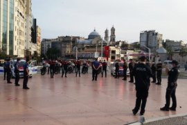Türkiye saat 19:19'da balkonlara çıkarak İstiklal Marşı'nı okudu