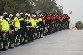 Türkiye saat 19:19'da balkonlara çıkarak İstiklal Marşı'nı okudu