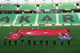 Türkiye saat 19:19'da balkonlara çıkarak İstiklal Marşı'nı okudu