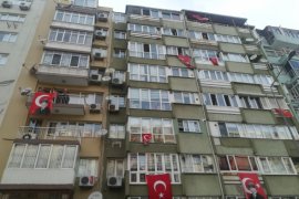 Türkiye saat 19:19'da balkonlara çıkarak İstiklal Marşı'nı okudu