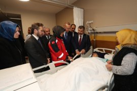 Cumhurbaşkanı Erdoğan'dan hastanedeki depremzedelere ziyaret