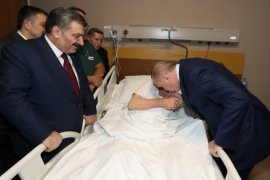 Cumhurbaşkanı Erdoğan'dan hastanedeki depremzedelere ziyaret