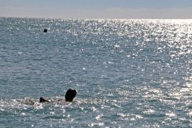 Kar soğuğunun vurduğu Antalya'da vatandaşlar ısınmak için denize girdi