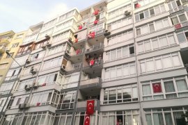 Türkiye saat 19:19'da balkonlara çıkarak İstiklal Marşı'nı okudu