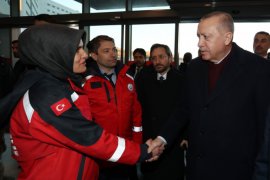 Cumhurbaşkanı Erdoğan'dan hastanedeki depremzedelere ziyaret