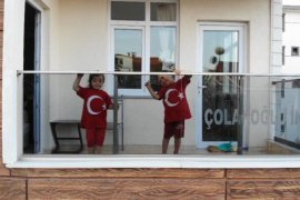 Türkiye saat 19:19'da balkonlara çıkarak İstiklal Marşı'nı okudu