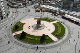 Taksim'de dikkat çeken yoğunluk