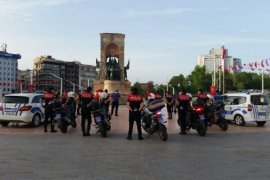 Türkiye saat 19:19'da balkonlara çıkarak İstiklal Marşı'nı okudu