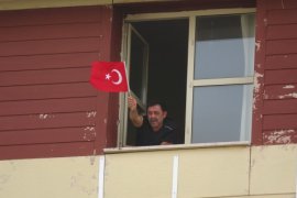Türkiye saat 19:19'da balkonlara çıkarak İstiklal Marşı'nı okudu