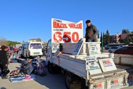 Semt pazarında görünce akın ettiler!