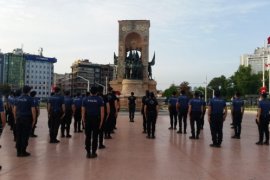 Türkiye saat 19:19'da balkonlara çıkarak İstiklal Marşı'nı okudu