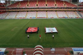 Türkiye saat 19:19'da balkonlara çıkarak İstiklal Marşı'nı okudu