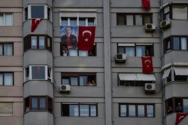 Türkiye saat 19:19'da balkonlara çıkarak İstiklal Marşı'nı okudu