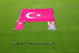 Türkiye saat 19:19'da balkonlara çıkarak İstiklal Marşı'nı okudu