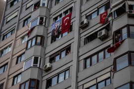 Türkiye saat 19:19'da balkonlara çıkarak İstiklal Marşı'nı okudu