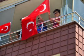 Türkiye saat 19:19'da balkonlara çıkarak İstiklal Marşı'nı okudu
