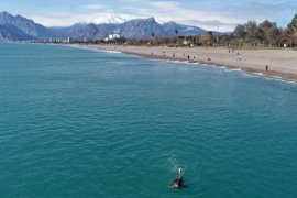Kar soğuğunun vurduğu Antalya'da vatandaşlar ısınmak için denize girdi