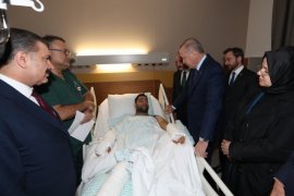 Cumhurbaşkanı Erdoğan'dan hastanedeki depremzedelere ziyaret