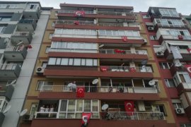 Türkiye saat 19:19'da balkonlara çıkarak İstiklal Marşı'nı okudu