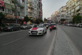 Türkiye saat 19:19'da balkonlara çıkarak İstiklal Marşı'nı okudu
