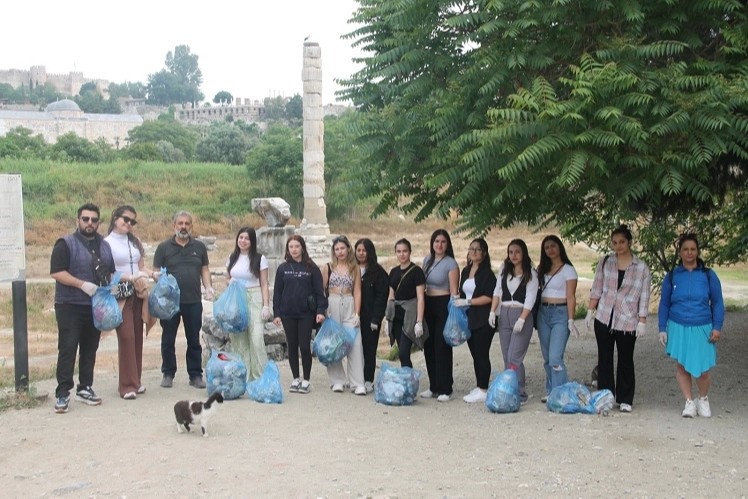 İzmir Efes MYO'dan kültürel miras alanında temizlik