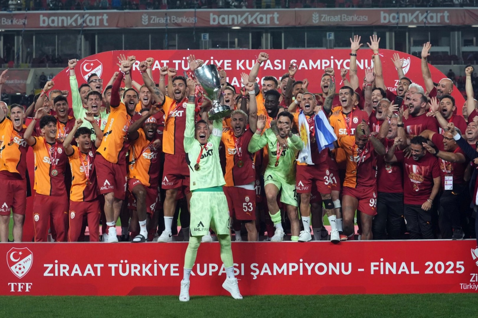Galatasaray, kupayı coşkuyla kaldırdı!
