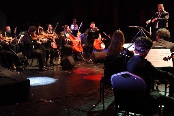 En ‘Baba’ şarkılar için Kocaeli'de sandalyeni kap 'Milli İrade Meydanı'na gel