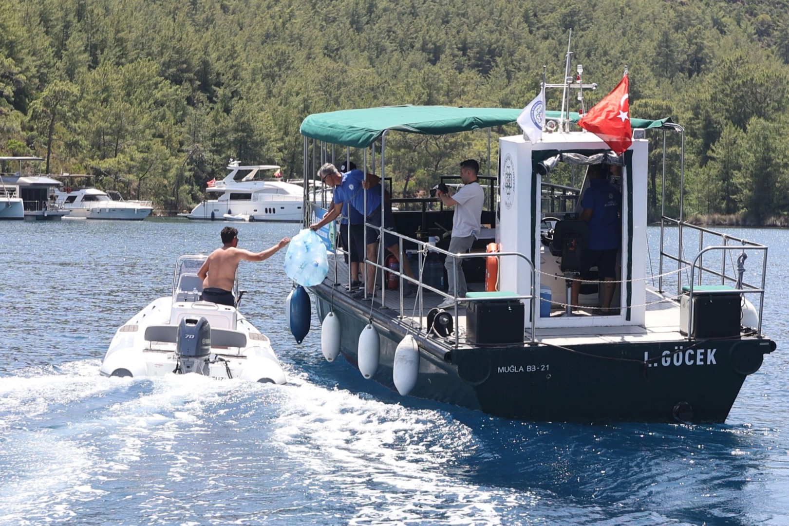 Muğla’nın mavi koyları 8 atık alım teknesiyle korunuyor