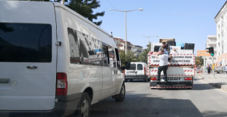 Kamyonet kasasında asılı tehlikeli yolculuk yürekleri ağza getirdi