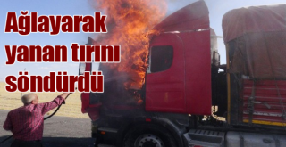 Alevler içinde kalan tırını ağlayarak söndürmeye çalıştı