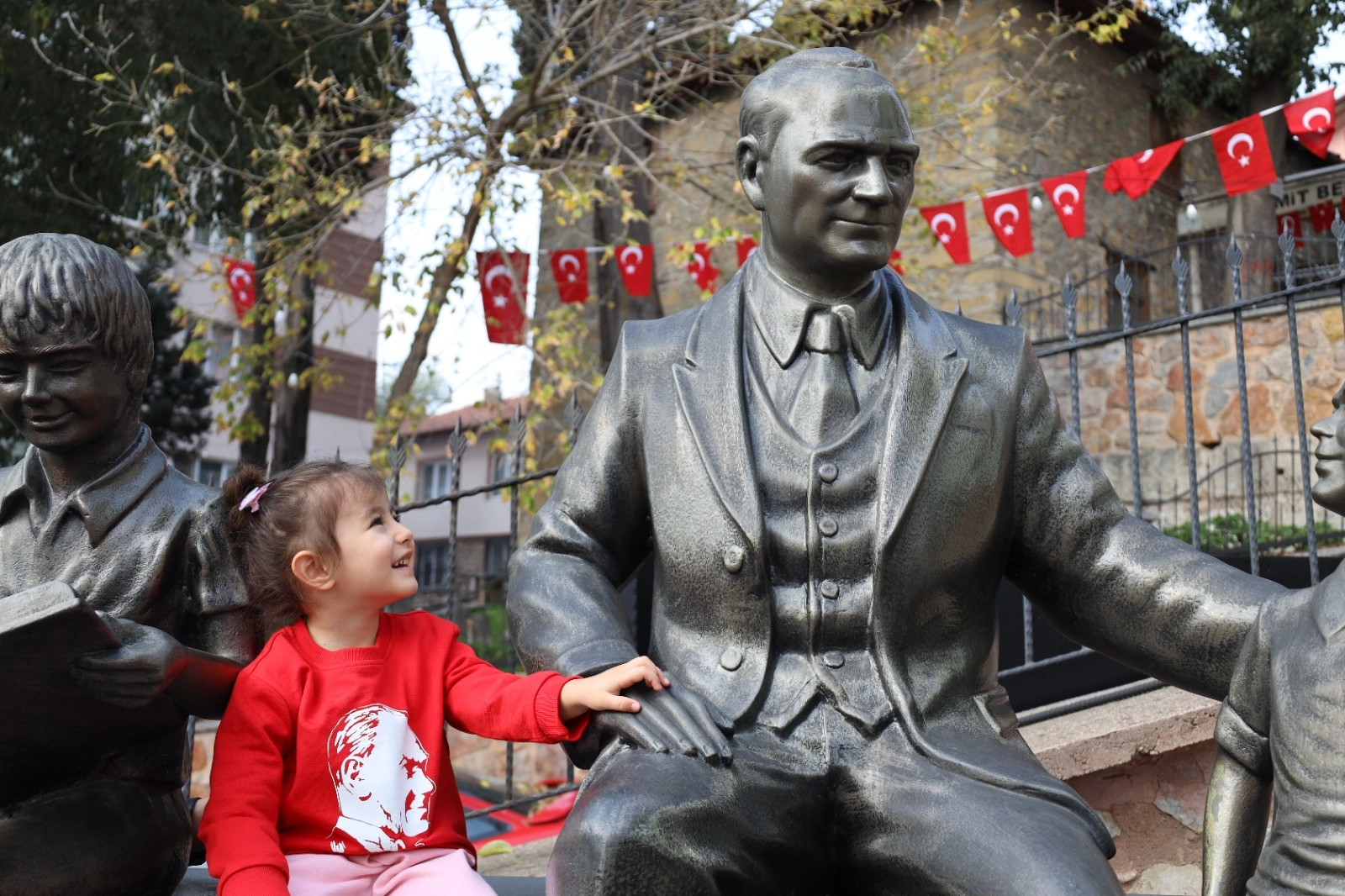 Kocaeli İzmit'te minik yüreklerden Ata’ya sevgi dolu anma