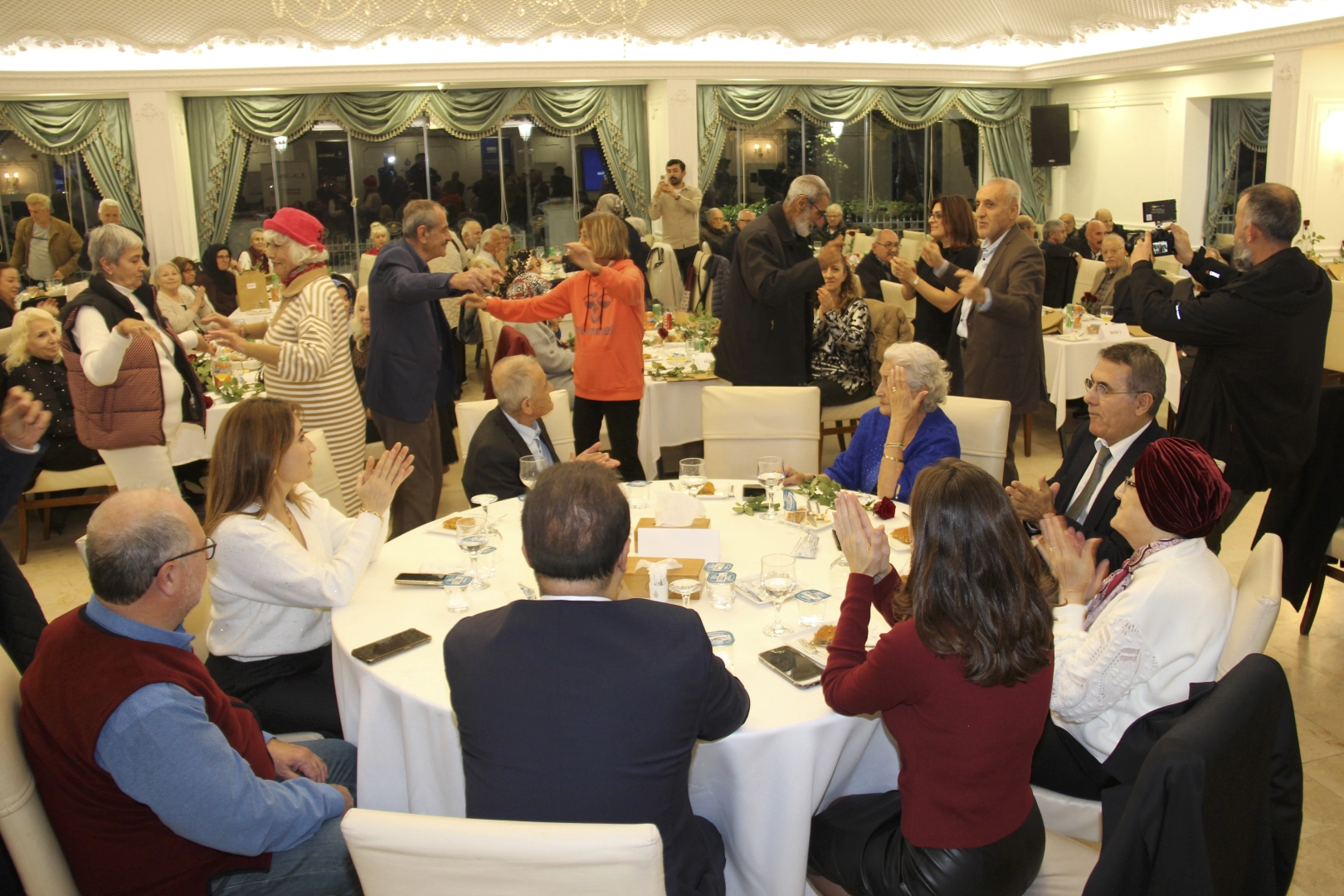 İstanbul'da Darülaceze'de erken yeni yıl yemeği