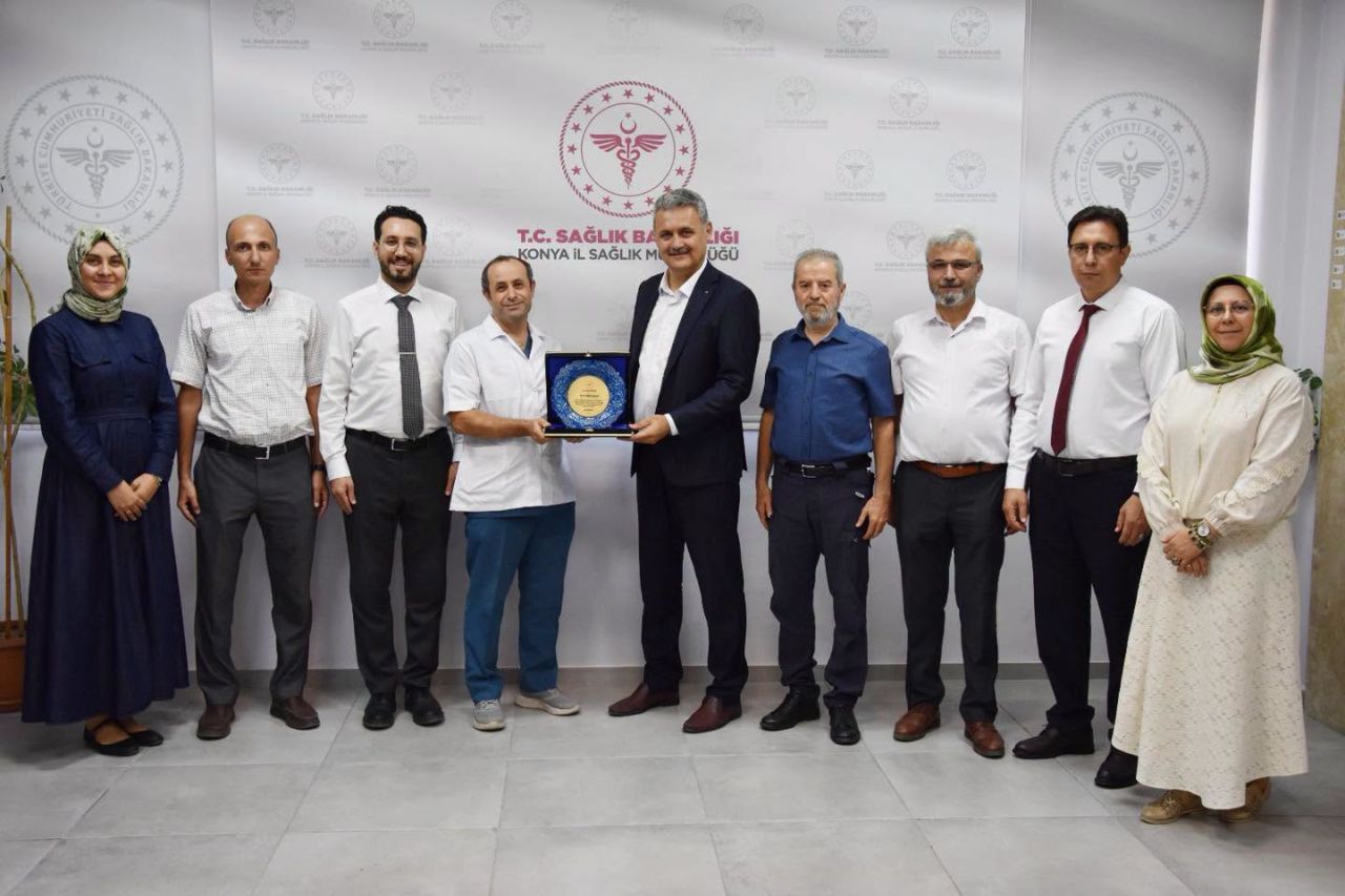 Gönüllü olarak gittiği bakım evlerinde yaşlıları tedavi ediyor